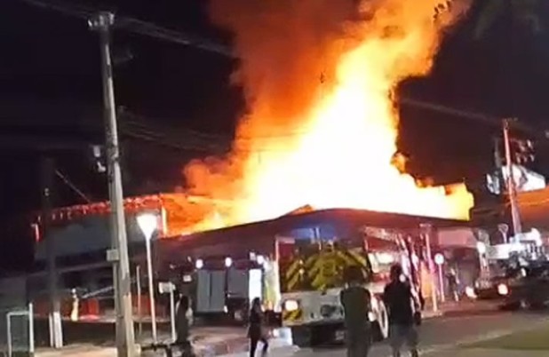 Incêndio destrói prédio comercial e mobiliza bombeiros durante a madrugada