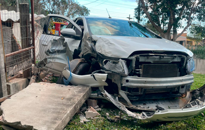 Motorista perde controle e atinge muro e canil