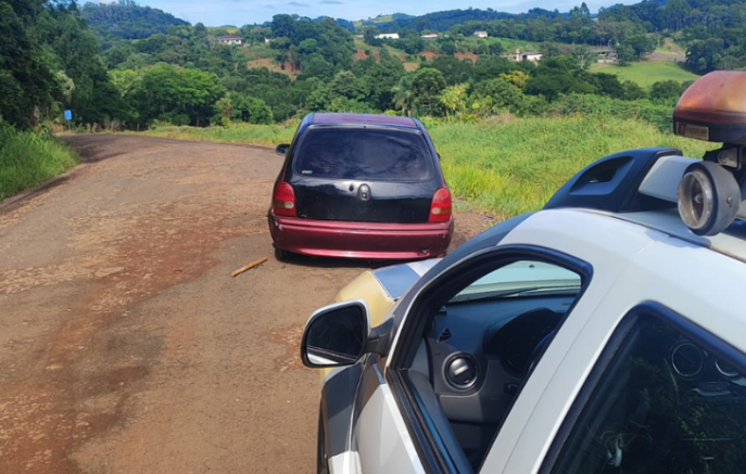 Polícia Militar recupera veículo furtado em estrada rural