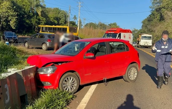 Colisão envolvendo quatro veículos deixa dois feridos na PR-566