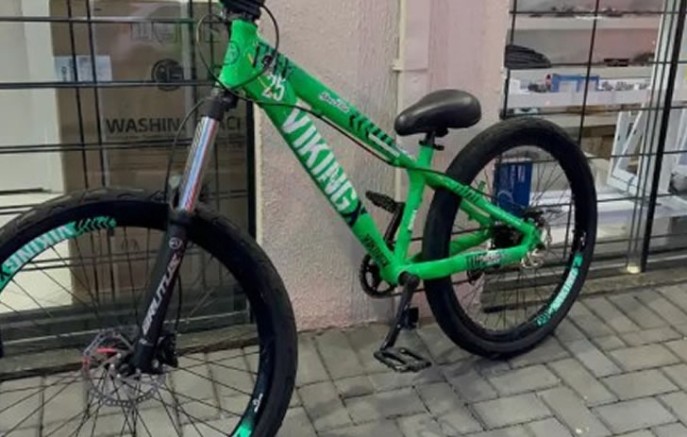 Adolescente fica ferido após colisão entre carro e bicicleta