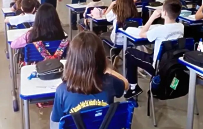 Escola recebe 300 novas carteiras após mais de 15 anos