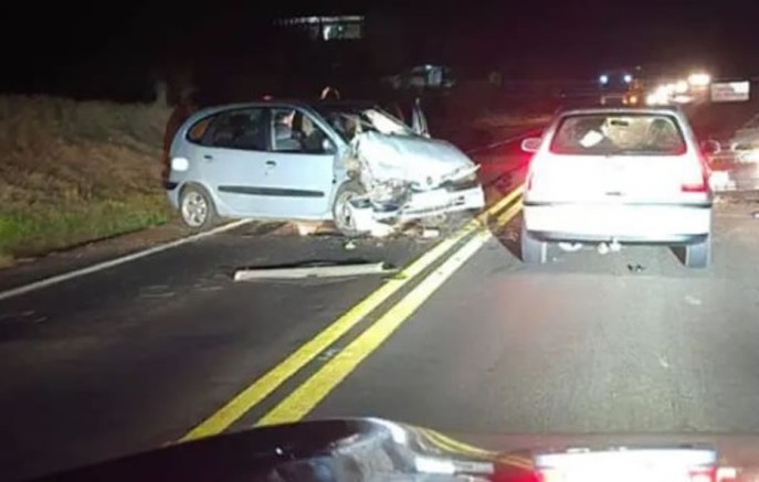 Duas pessoas ficam feridas após colisão frontal entre dois veículos