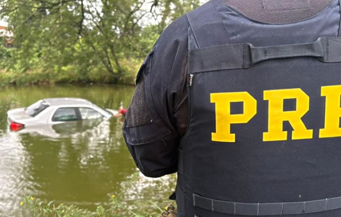 PRF apreende agrotóxicos após dupla de menores "mergulharem" com o carro num açude no Paraná