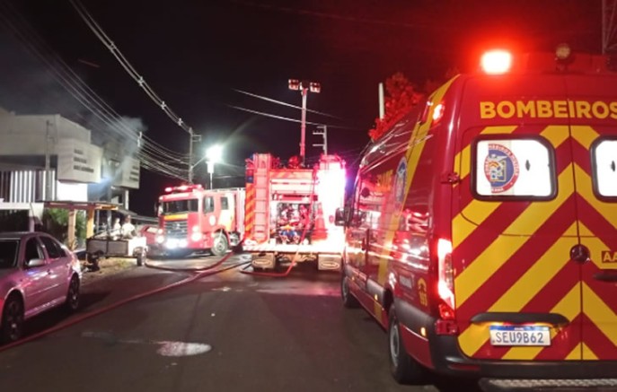 Incêndio de grandes proporções atinge empresa e residência