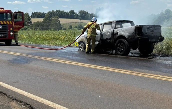 Caminhonete é consumida pelo fogo na BR-158 entre Pato Branco e Coronel Vivida