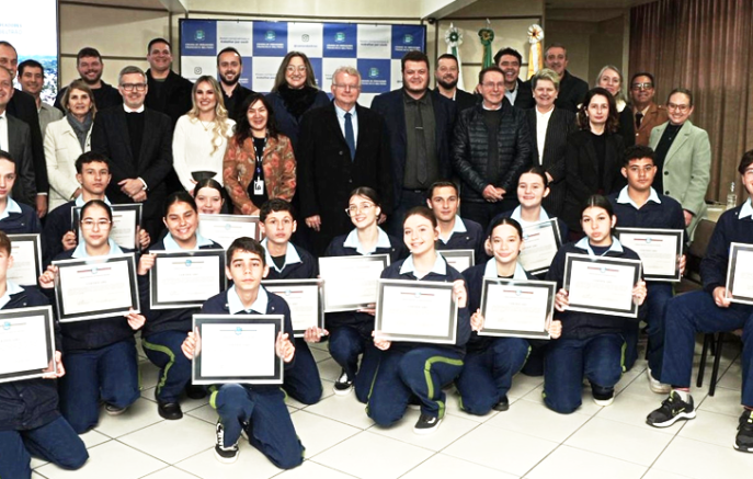 Presidente do TRE empossa Parlamento Jovem