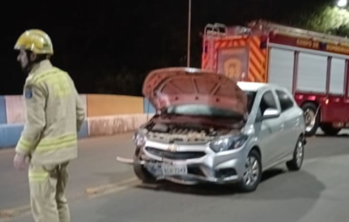 Carro colide contra ponte após falha mecânica no bairro Cristo Rei