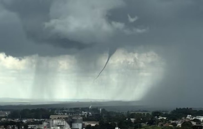 Frente fria e ciclone aumentam risco de temporais e possíveis tornados no Paraná