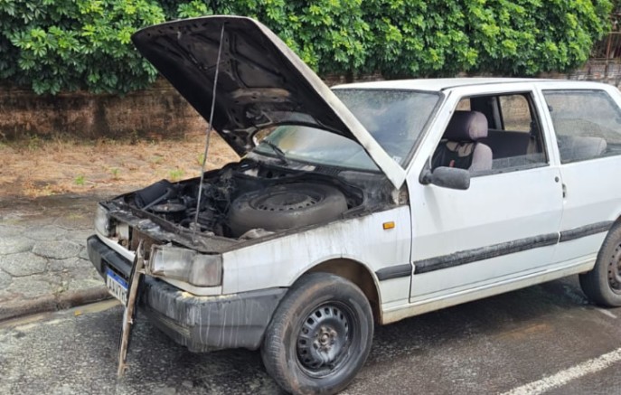 Fiat Uno pega fogo e assusta motorista e criança