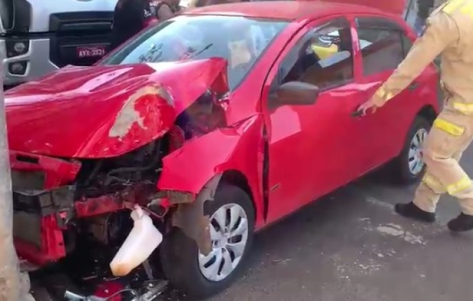 Casal de idosos fica ferido após acidente de carro