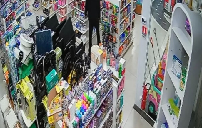 Homem é preso após furtar farmácia no centro