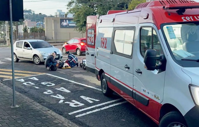 Pedestre é atropelada na faixa de pedestres