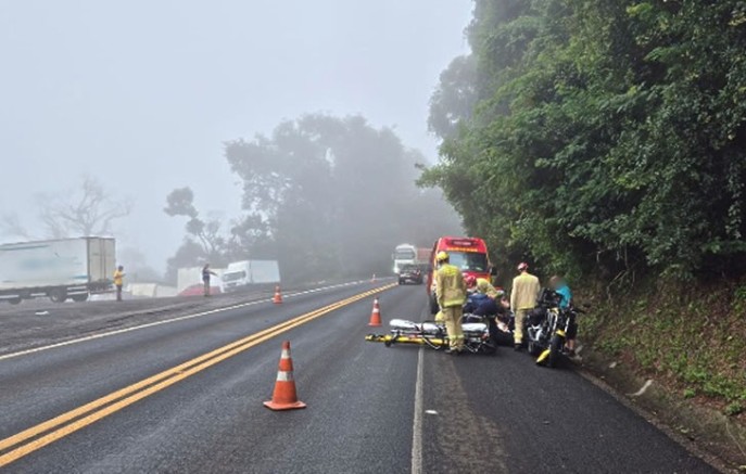 Colisão entre motocicleta e caminhão deixa dois feridos na PR-483