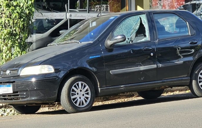 Colisão entre carro e moto deixa motociclista ferido