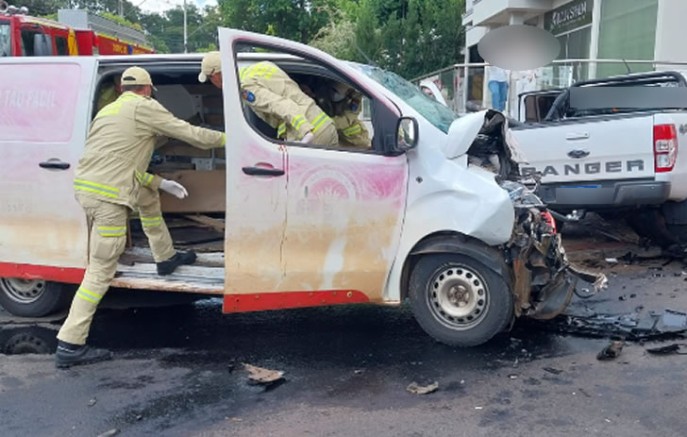 Forte colisão deixa dois feridos