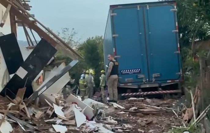 Caminhão desgovernado atinge residência e motorista morre