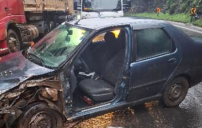 Motorista fica ferido após perder controle de carro e bater contra barranco na PR-180