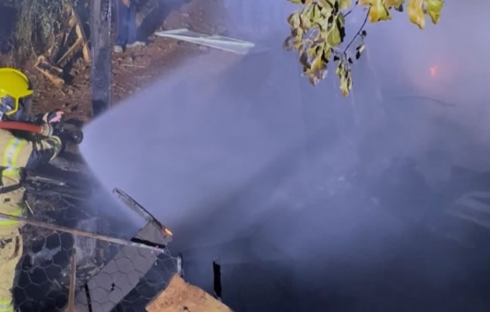 Casa é destruída por incêndio durante a madrugada