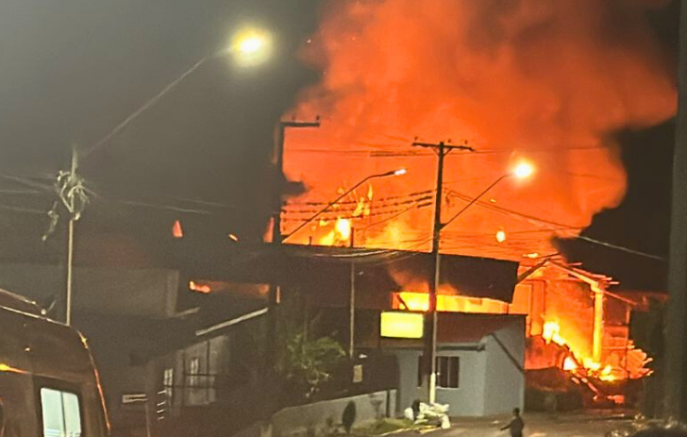 Explosão provoca incêndio em empresa da construção civil