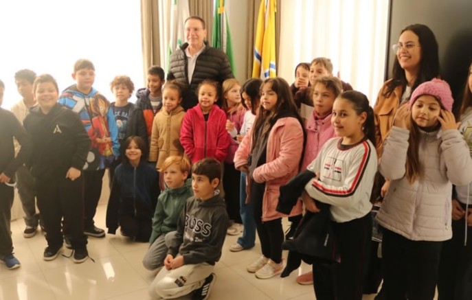 Alunos apresentam maquetes de patrimônios históricos de Francisco Beltrão na Prefeitura