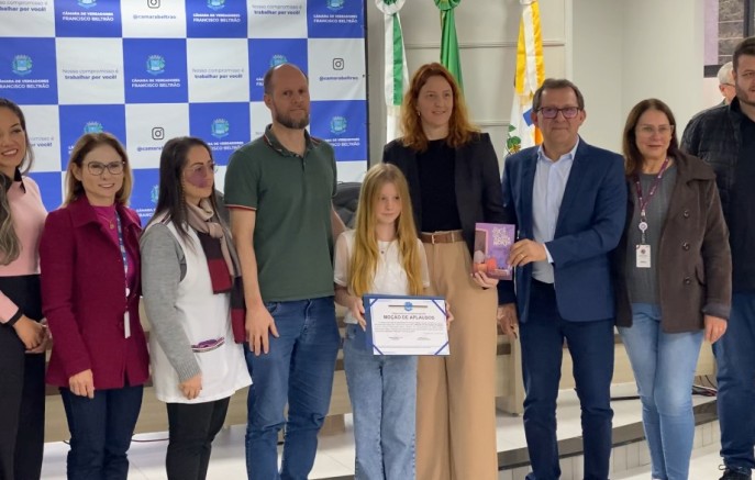 Escritora mirim, Esther Denardi, recebe Moção de Aplausos da Câmara de Francisco Beltrão