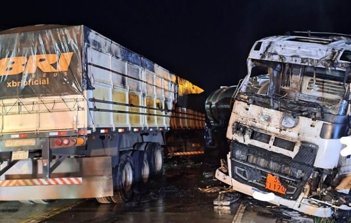 Grave acidente causa incêndio entre caminhões e deixa condutor gravemente ferido