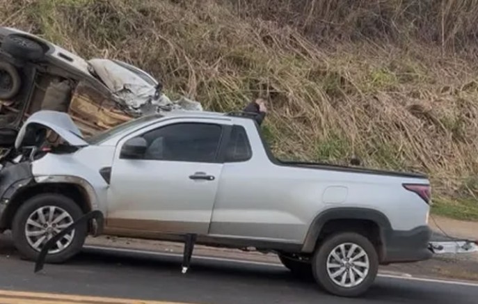 Acidente com três veículos deixa mulher e criança feridas na PR-483