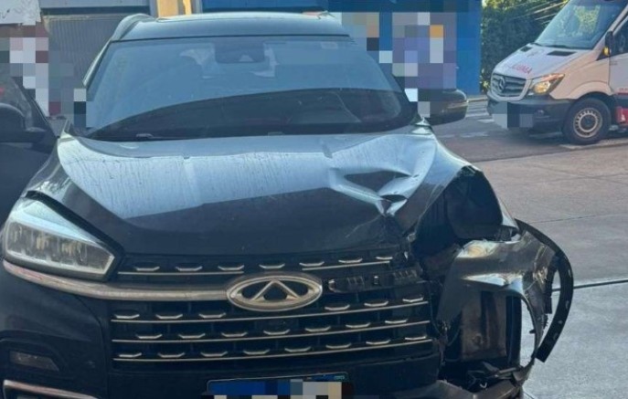 Motociclista fica ferido em colisão entre moto e carro