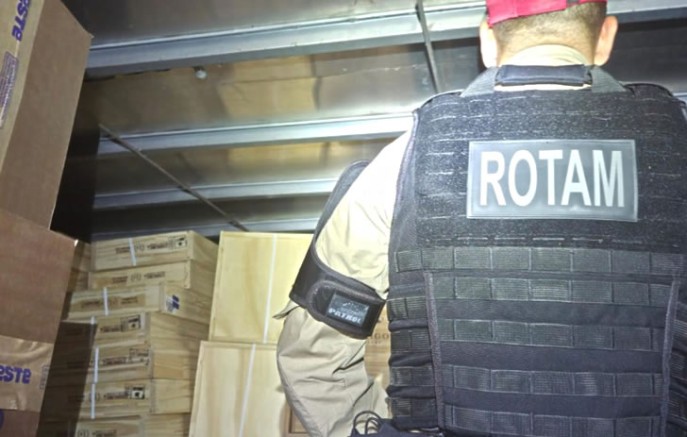 Operação na PR-280 apreende carga milionária de vinhos contrabandeados