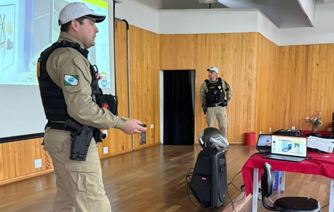 Mais de 200 alunos do Colégio Mario de Andrade recebem instruções do projeto Jovem no Trânsito