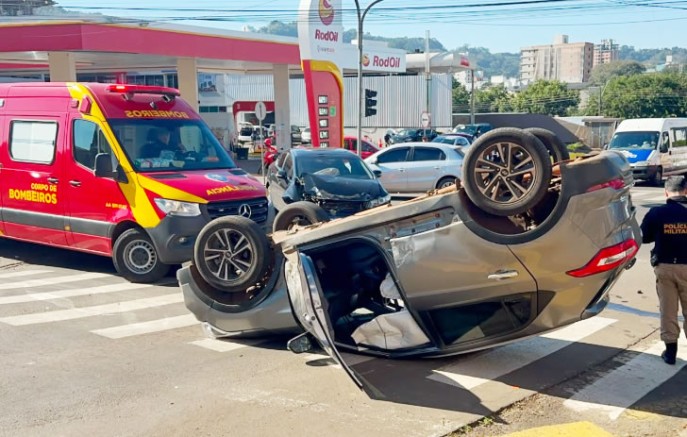 Colisão entre dois veículos deixa gestante ferida e provoca capotamento em cruzamento