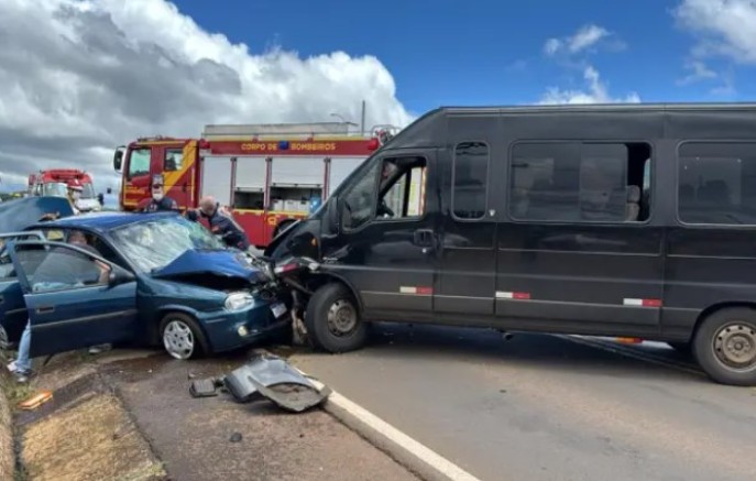 Grave acidente entre carro e van deixa feridos na Olivo Zanella
