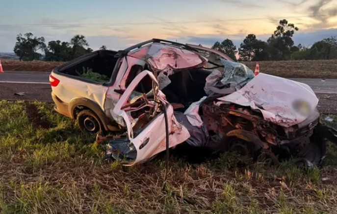 Mulher morre em acidente entre caminhão e camionete na PR-182