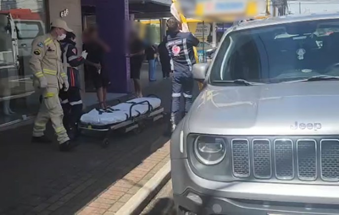 Motociclista e passageiro ficam feridos em colisão com Jeep no Centro