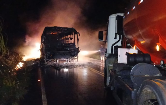 Ônibus de transporte de trabalhadores pega fogo na PR-562
