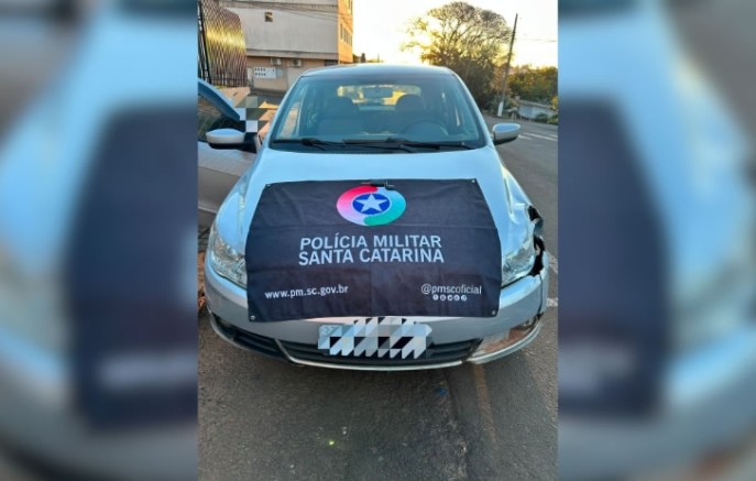 Mulher é presa com carro furtado durante abordagem da Polícia Militar