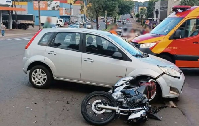 Jovem fica ferido em colisão na Avenida Atílio Fontana