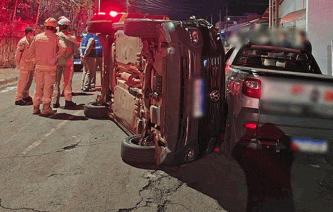 Carro tomba após colisão no bairro Cango