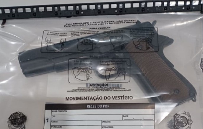 Motorista embriagado, sem habilitação e com simulacro de arma é preso durante abordagem