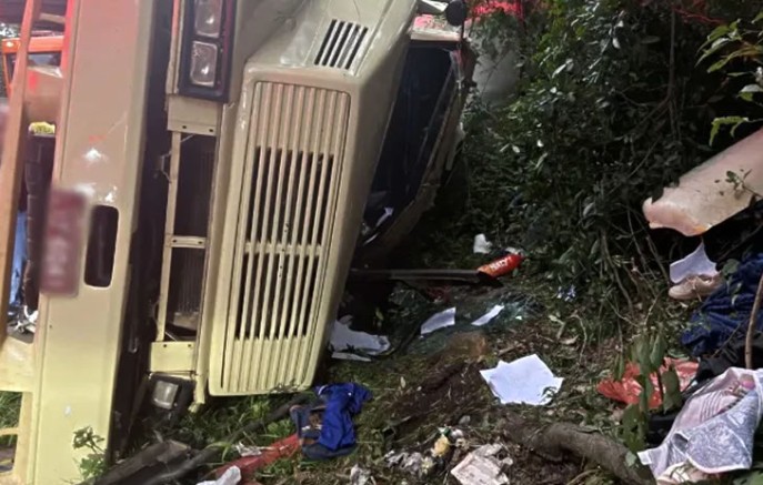 Motorista fica preso às ferragens por quase três horas após caminhão tombar na PR-481