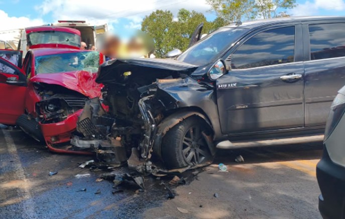 Acidente envolvendo dois veículos deixa três feridos na PR-493 em Verê