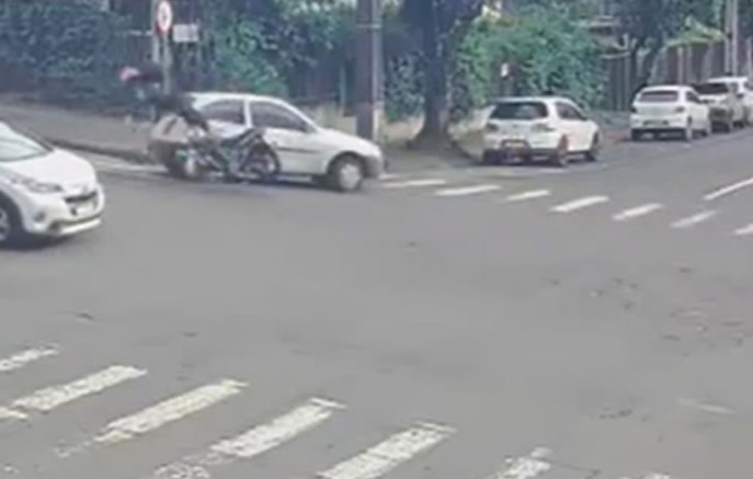Motociclista fica ferido após colisão com carro no centro