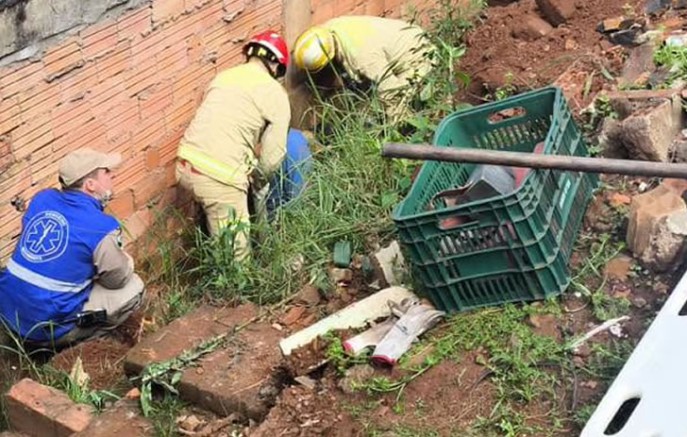 Trabalhador sofre ferimentos graves após ser atingido por pedra durante obra