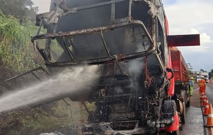 Incêndio destrói cabine de carreta na BR-163