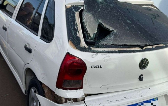 Motociclista fica ferido após perder controle da moto e atingir dois carros