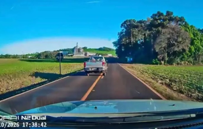 Motorista é flagrado dirigindo em zigue-zague e invadindo pista contrária na PR-473