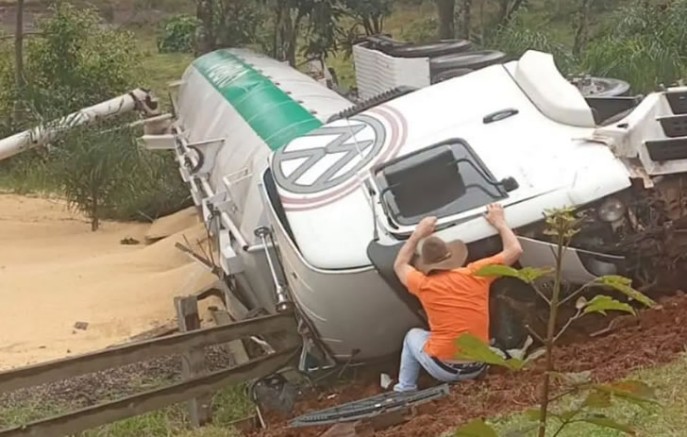 Caminhão carregado com ração tomba na PR-566