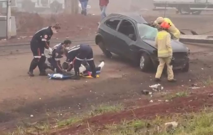 Homem morre após carro atingir poste na PR-281