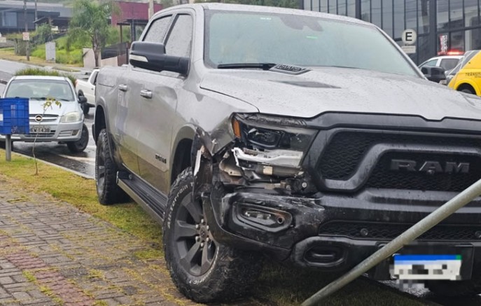 Motorista sofre mal súbito ao volante provoca acidente